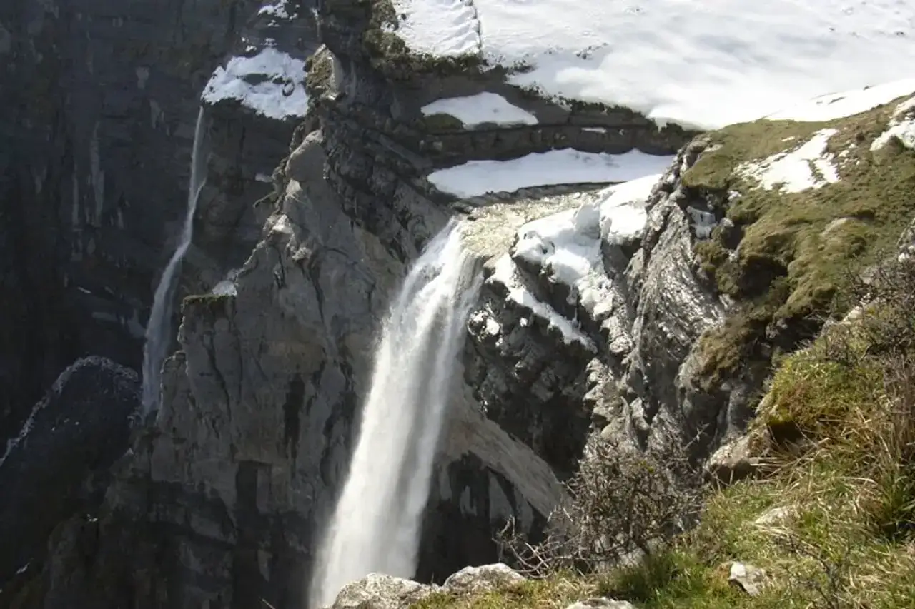 Salto del Nervión, nevado en invierno