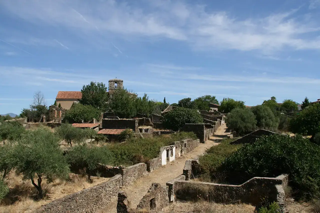 Vista de Granadilla desde la muralla. En primer plano, edificaciones no restauradas. Al fondo, la iglesia parroquial de la Asunción