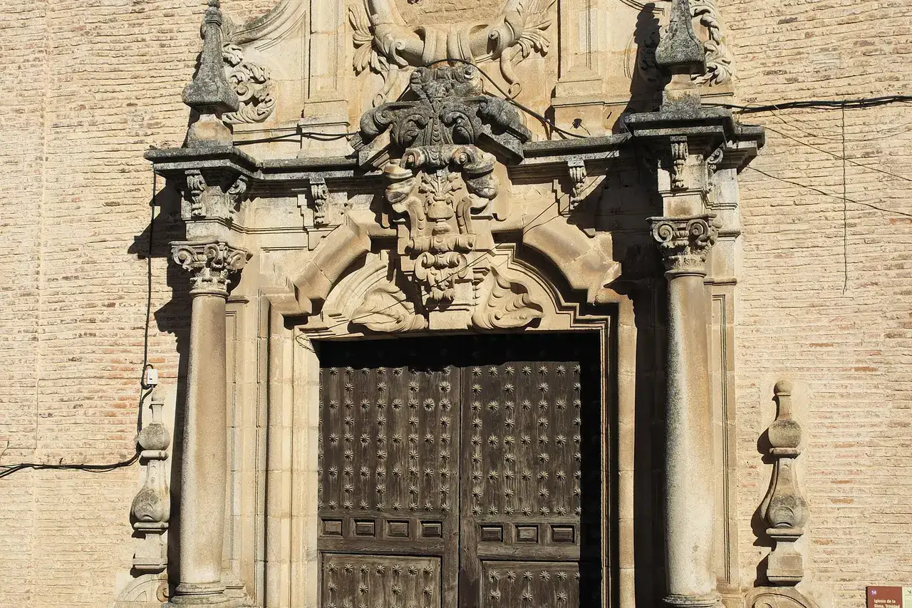 Katholische Kirche, Iglesia de la Santa Trinidad, in Guadalupe in der Provinz Cáceres (Extremadura/Spanien), Portal