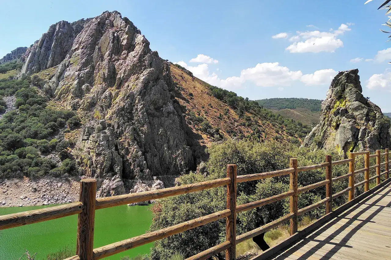 Mirador del Salto del Gitano, and view of the Tagus River in its path. In Monfragüe, Extremadura.