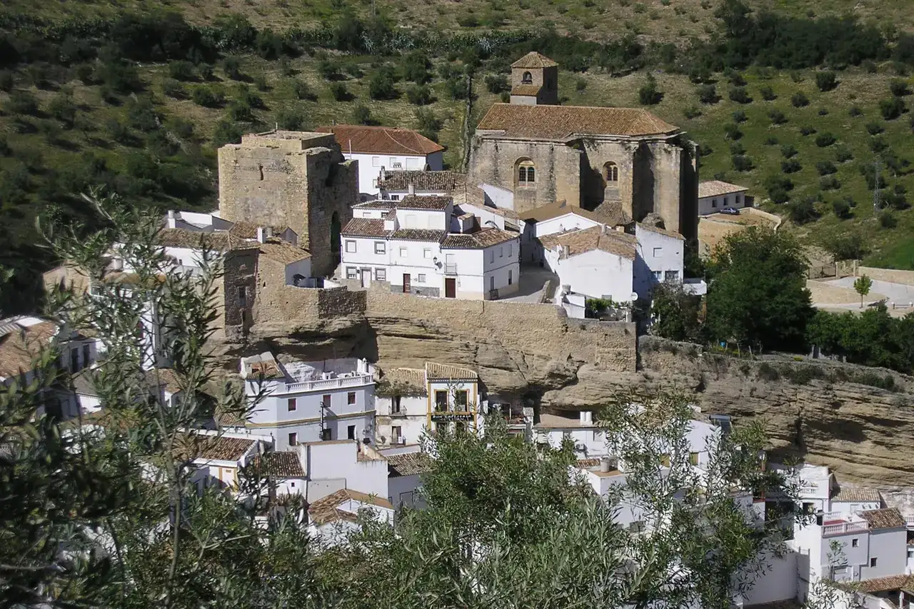 Vista de Setenil de las Bodegas, Andalucía, España.