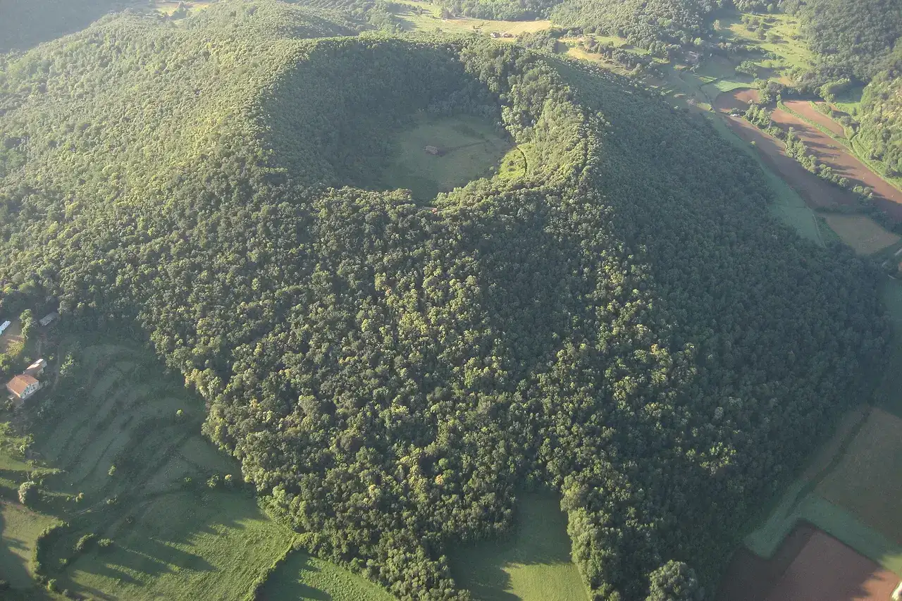 Vista aèria del Volcà de Santa Margarida, a la Garrotxa