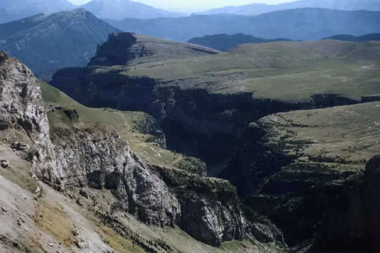 Valle o es:Cañón de Añisclo visto desde el es:collado del mismo nombre, en el es:Parque nacional de Ordesa y Monte Perdido en la es:provinci