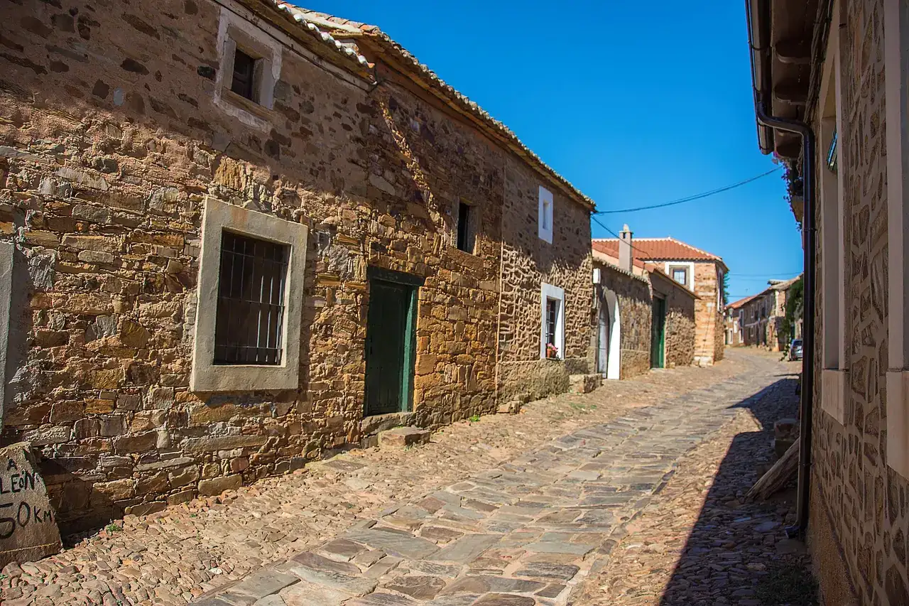Vista de la población de Castrillo de los Polvazares, en la comarca de la Maragatería.