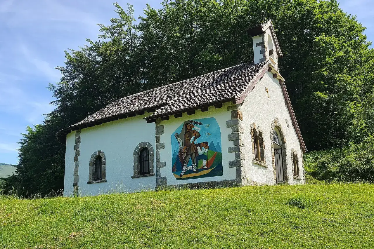 Exterior de la ermita de la Virgen de las Nieves en la zona española de la Selva de Irati. Muestra un mural de Pedro Lozano de Sotés y Franc