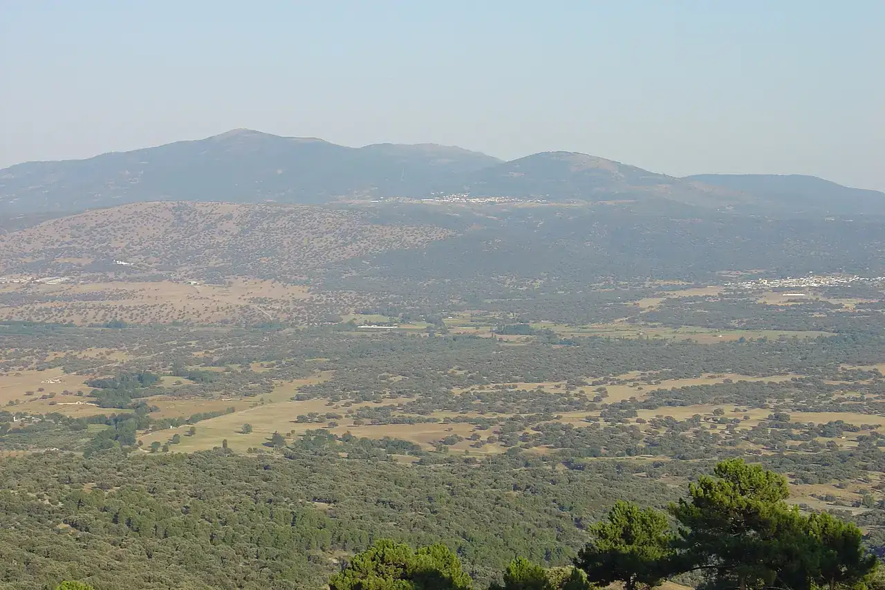 Toma de la Sierra de San Vicente, en su vertiente norte, vista desde Pedro Bernardo, pueblo denominado también "balcón del Tietar".